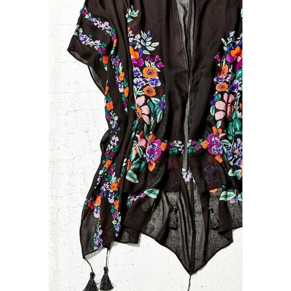 NEW Urban Outfitters Women's Black Garden Floral Embellished Poncho One Size OS - Picture 5 of 8